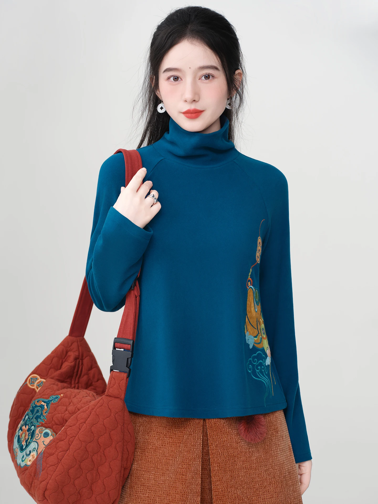 

Женская приталенная блузка с высоким воротником из двустороннего бархата с вышивкой, в винтажном стиле, с длинными рукавами, от Sorlu Chinese Sle Commute