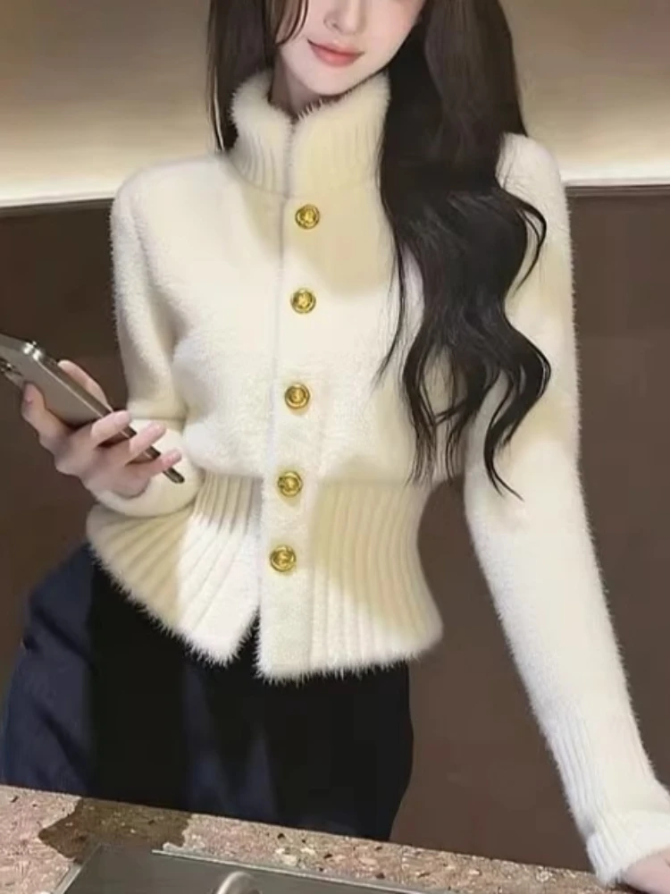 سترة تريكو أنيقة على الموضة الكورية للنساء بياقة من الفرو الأبيض وخصر مع أزرار ذهبية سترة قصيرة ناعمة لفصل الخريف والشتاء