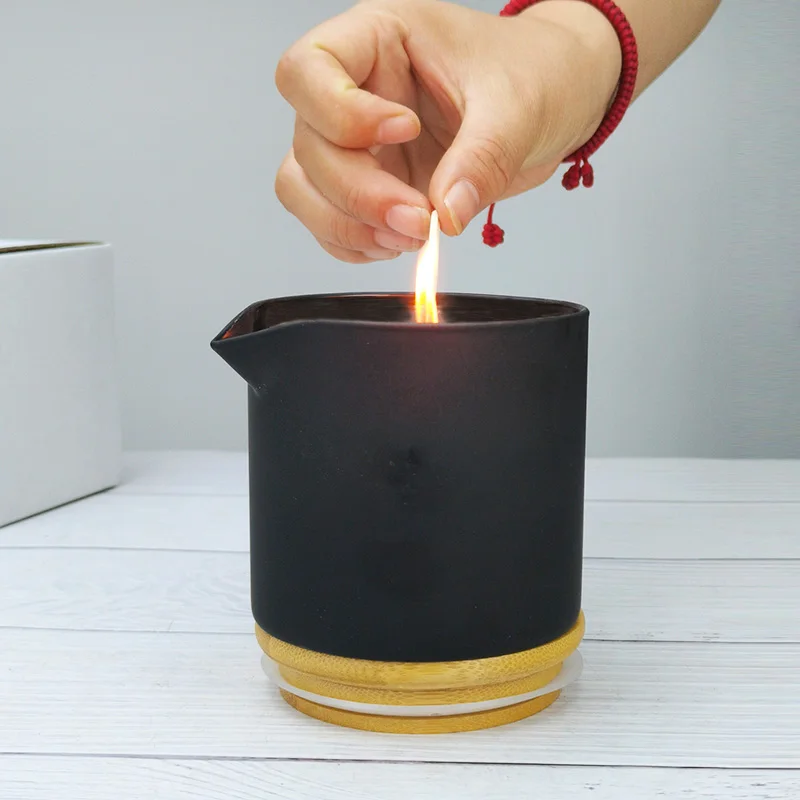 Bottiglia di olio da massaggio colorata con contenitore per candele in vetro con beccuccio nero di vendita caldo
