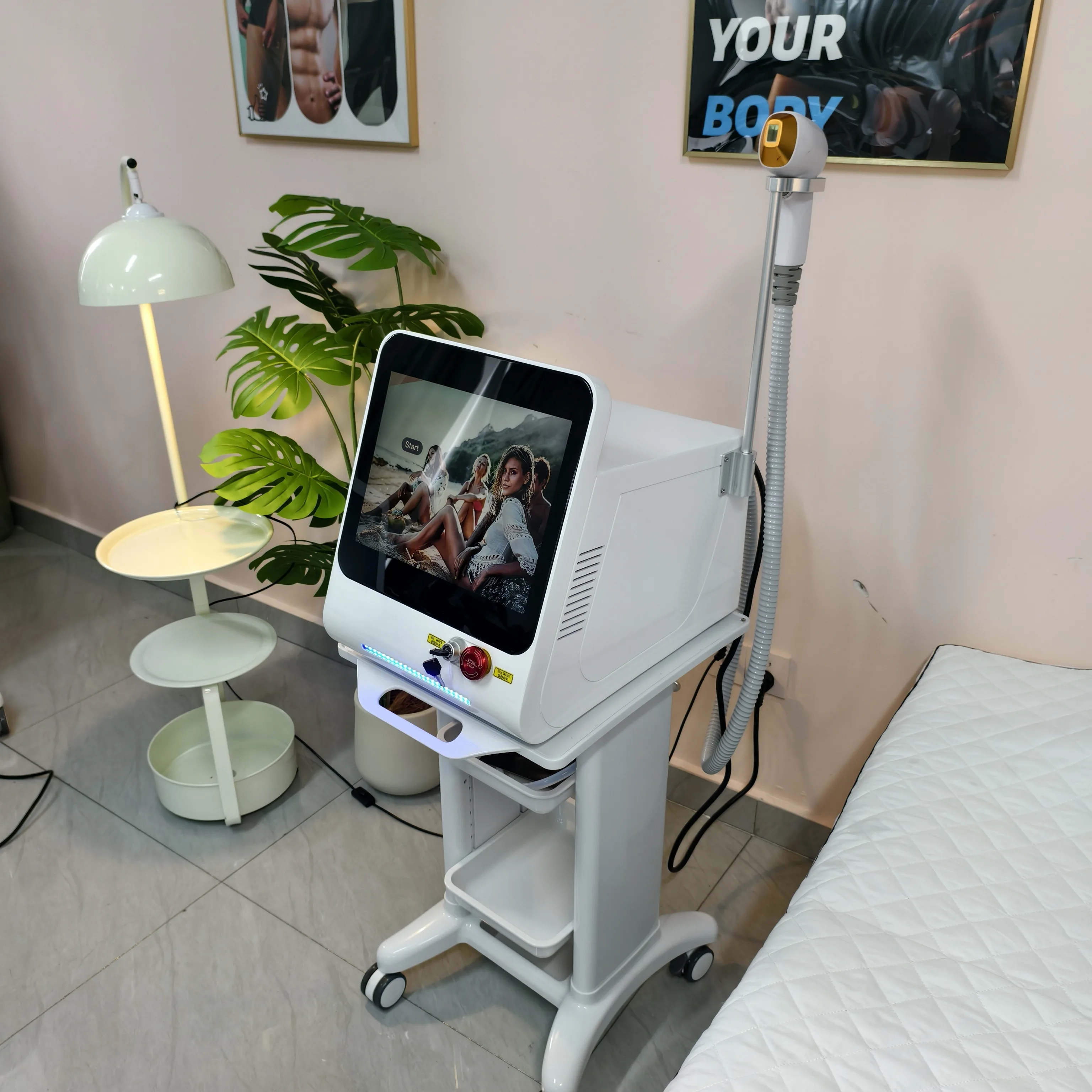 755 808 1064nm 3 الطول الموجي ديود آلة إزالة الشعر بالليزر غير مؤلم تخفيض الشعر الدائم لجميع أنواع البشرة