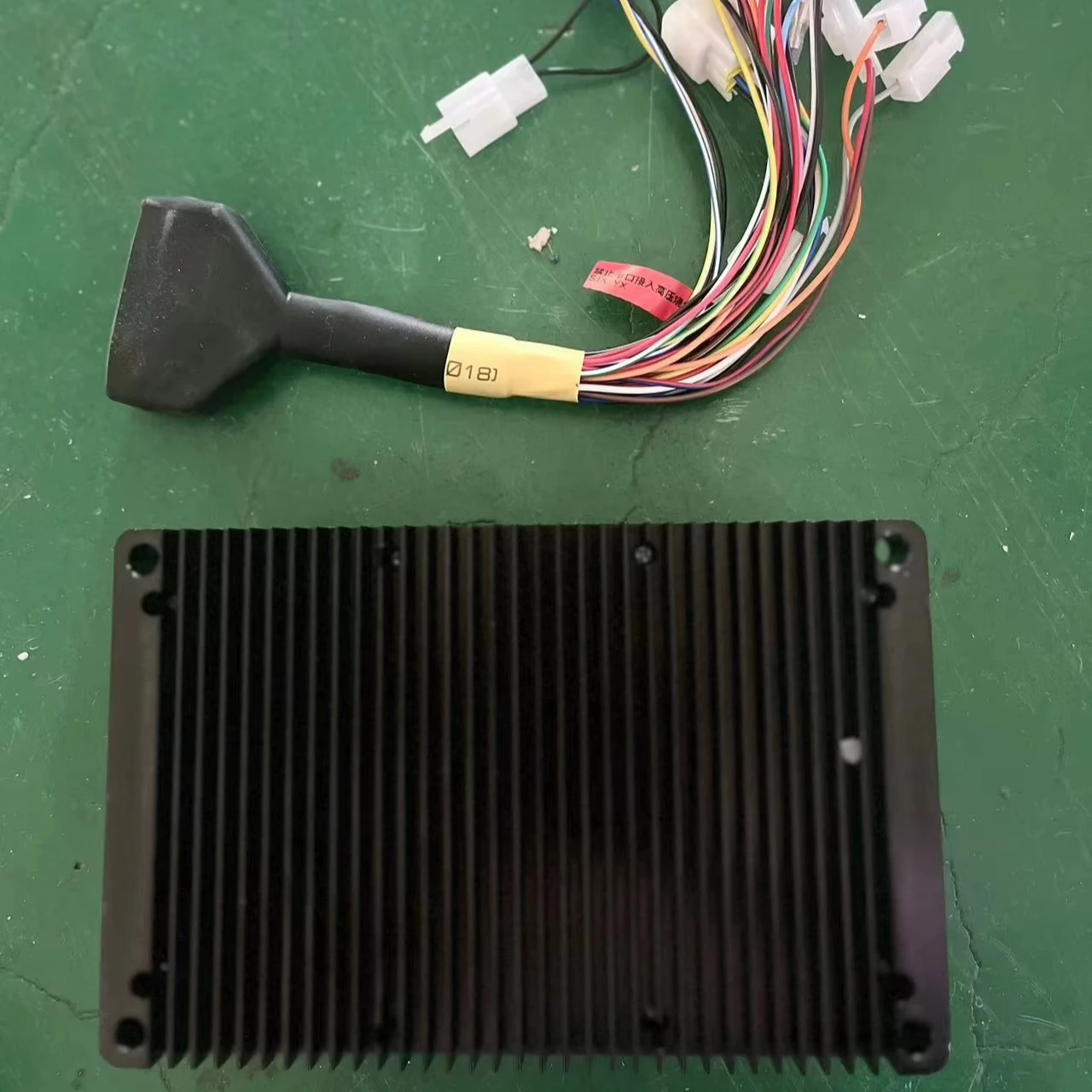 

Fardriver 72V200A CAN Electric Motorcycle Controller 200A Programmable Controller Suit For QS273 Motor