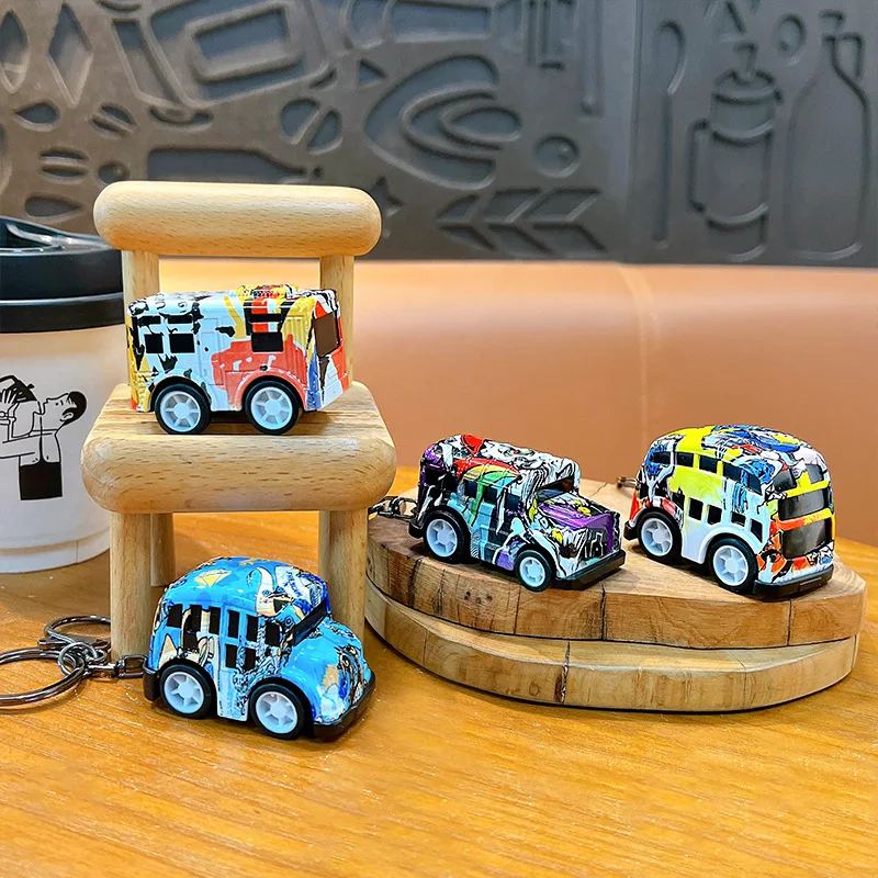 シミュレーション合金落書きバス車のおもちゃモデルキーホルダーペンダントクリエイティブ子供プルバック車のおもちゃダイキャストカーバックパック装飾