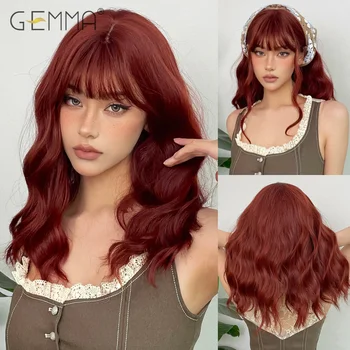 GEMMA Mittellange rotbraune lockige Perücke mit Pony, synthetische Cosplay-Perücken aus gewelltem Naturhaar für Frauen, tägliche hitzebeständige Faser