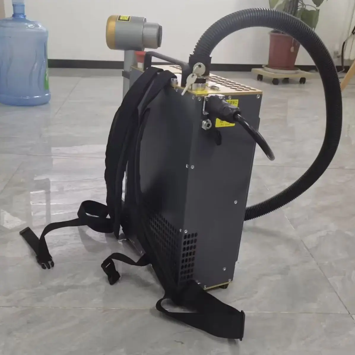 300W Pulse Laser Cleaner for Metal Luggage Backpack Pulse Fiber Laser Cleaning Machine