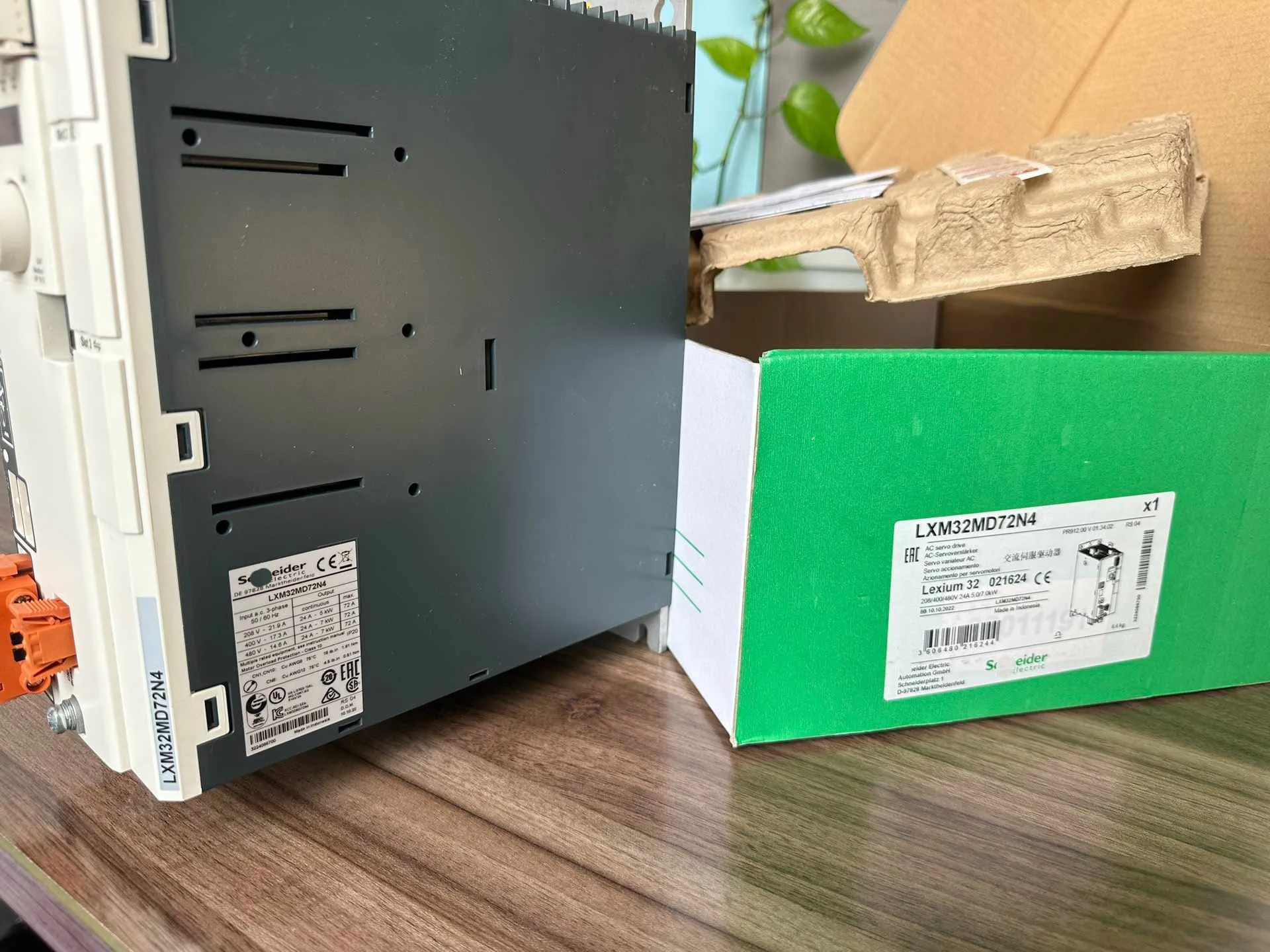 Новый сервопривод LXM32MD72N4 для Schneider