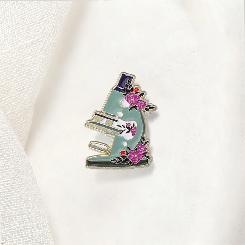 Retro-Mikroskop-Blumen-Emaille-Anstecknadel, wissenschaftliche Vintage-Mikroskop-Blumenbrosche, Rucksack-, Revers-, Hut-Abzeichen, Schmuckgeschenk für Freunde – Detail 7
