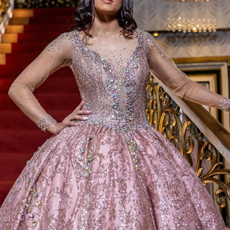 فستان Quinceanera وردي وردي لامع عاري الكتفين ملصق كريستالي بذيل طويل فيستدوس دي 15 Quinceanera تخصيص #1