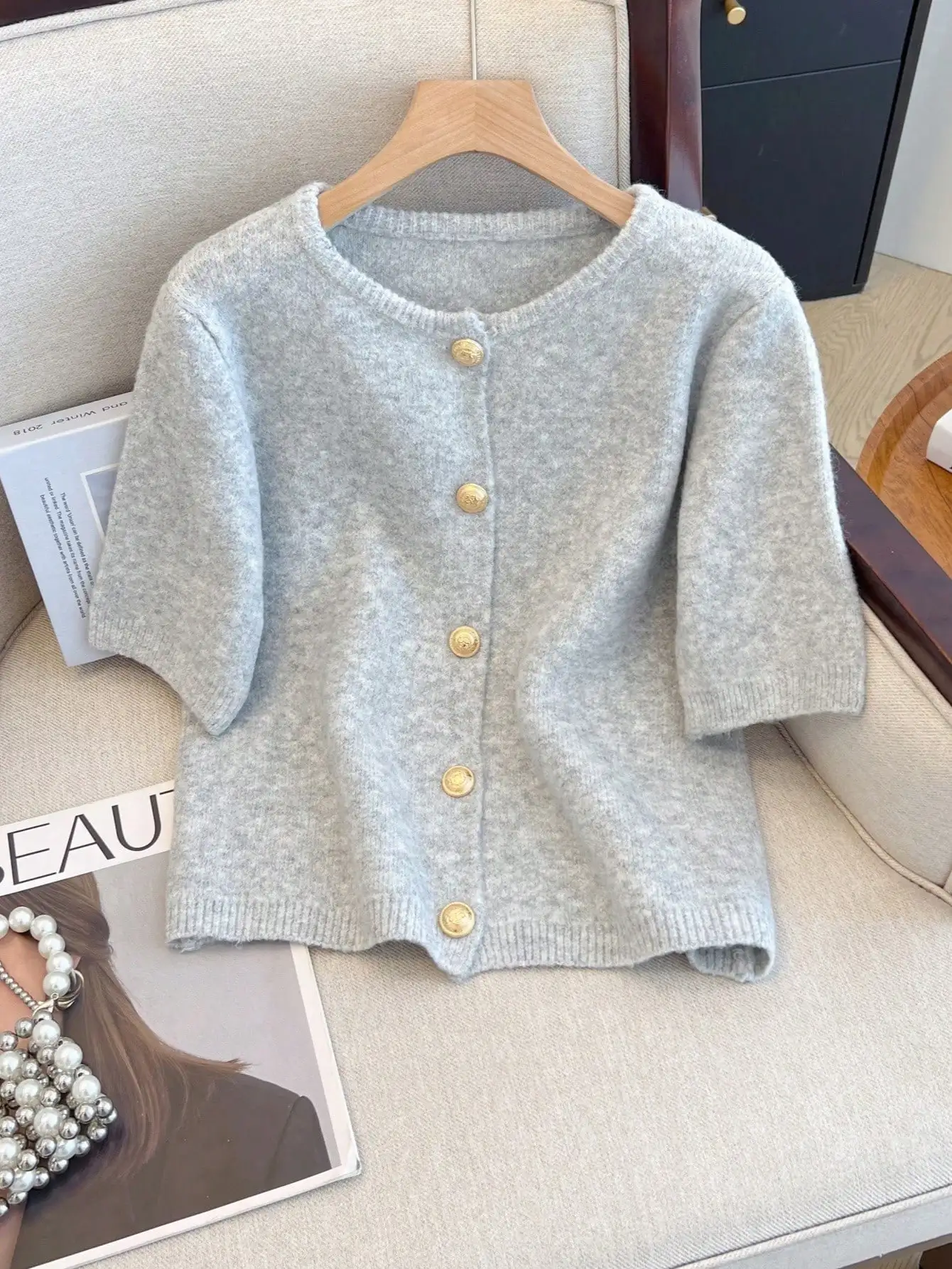 

Женский однотонный серый вязаный кардиган с золотыми пуговицами, круглый вырез, короткий рукав, повседневный топ для осени и зимы