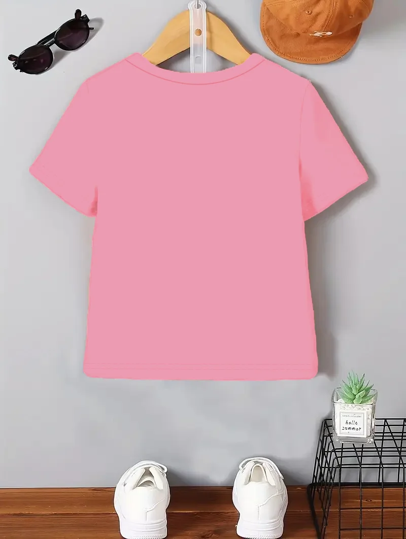 بدلة صيفية كاجوال لطيفة للفتيات برقبة دائرية، بلوزة مطبوعة على شكل وحيد القرن باللون الوردي مع شورت مطبوع عليه حرف واحد فقط أسود