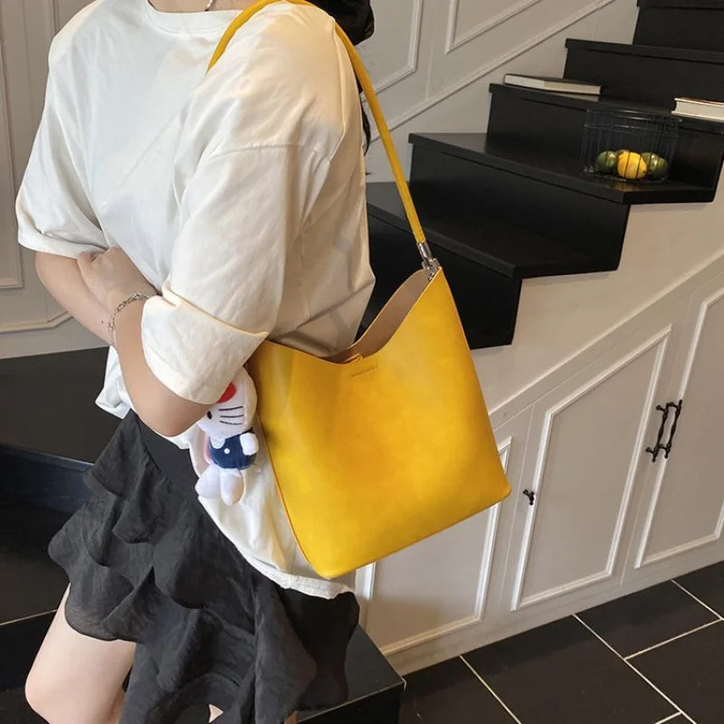 

Famous Designer Leather Women's Messenger Bag Luxury Brand Elegant Classic Elegant Detailing Vintage Daily Bag​