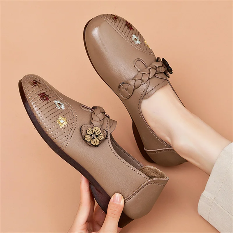 Spring Autumn Sneakers Women  Beef tendon soft sole non-slip wear-resistant soft leather for middle-aged and elderly women Mothe