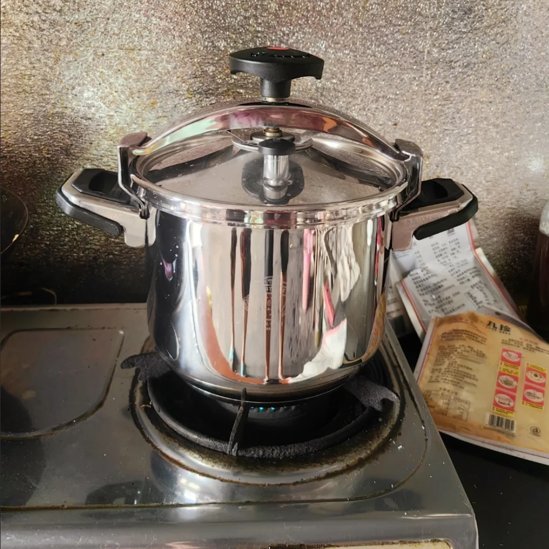 

7L 201 Stainless Steel Pressure Cooker, High Pressure Cooking Pot with Safety Lock, Fast Cooking Pot for Family Use