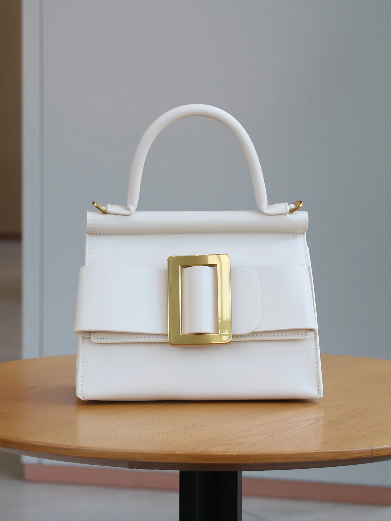 حقيبة مربعة صغيرة عصرية كلاسيكية 2025 حقيبة يد فاخرة جديدة حقيبة يد كورية على الموضة متدلية على كتف واحد بلون سادة جودة عالية