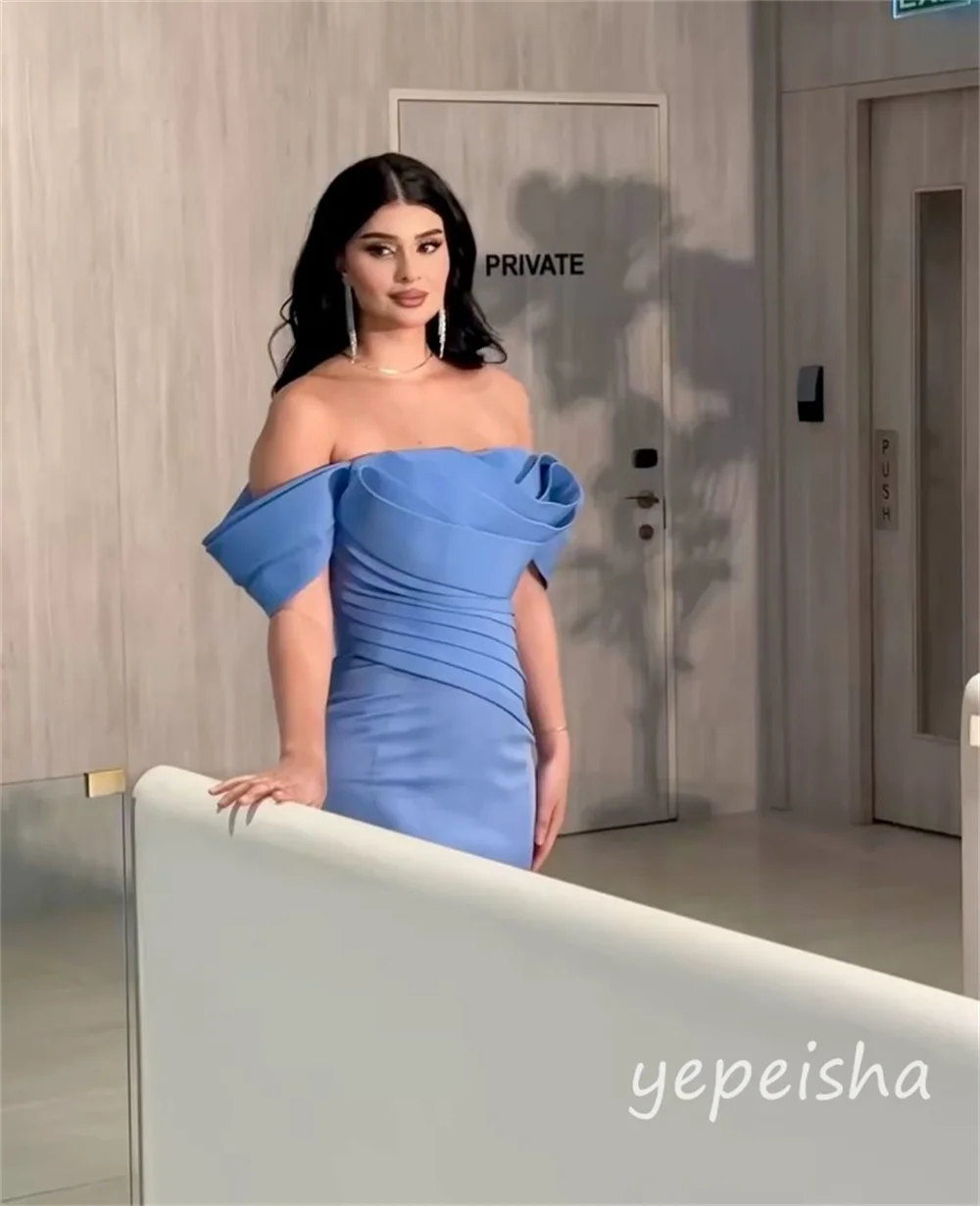 ชุดเดรสยาวแบบเปิดไหล่ทรงเมอร์เมดสีน้ำเงินแบบเรียบง่ายแต่หรูหรา พร้อมจีบระบายและผ้าที่พลิ้วไหว มีหลายขนาดให้เลือก