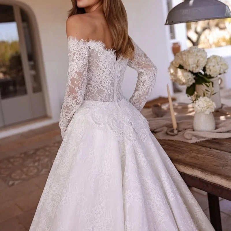 Abiti da sposa con applicazioni bianco avorio lucido con spalle scoperte Gonna a trapezio con decalcomania maniche lunghe Abiti realizzati su misura