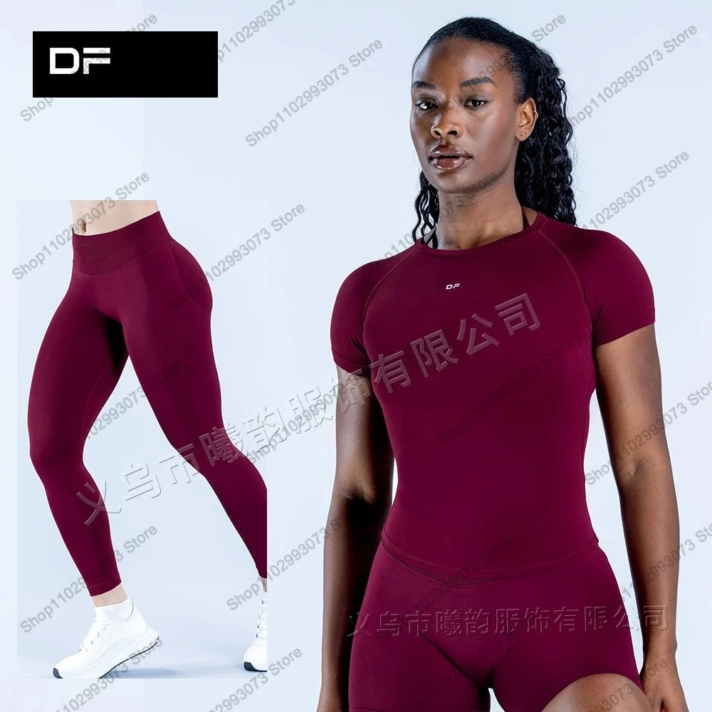 Tweedelige yogakleding voor dames, bestaande uit een top met korte mouwen en een legging/short met hoge taille, geschikt voor trainingen in de sportschool