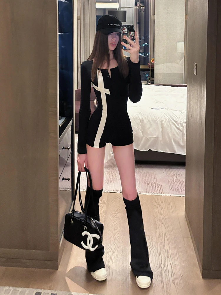 ชุดรอมเปอร์ผู้หญิงลายพิมพ์ไขว้สไตล์เรโทรกอธิก แขนยาว คอวี ติดกระดุม ชุดบอดี้สูทขาสั้น จั๊มพ์สูท สไตล์ดาร์กพังก์