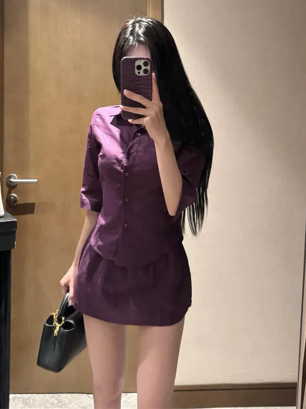 

Элегантный комплект из двух предметов: приталенная рубашка с длинным рукавом и фиолетовая юбка. Новинка ранней осени. Модный мини-комплект.