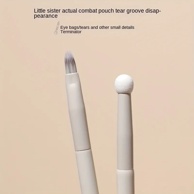 แปรงคอนซีลเลอร์และแปรงแต่งหน้าแบบสองหัวพร้อมขนแปรงสังเคราะห์ที่นุ่มและแม่นยำพร้อมปลายฟองน้ำสำหรับการแต่งรายละเอียดใต้ตา/ร่องน้ำตา