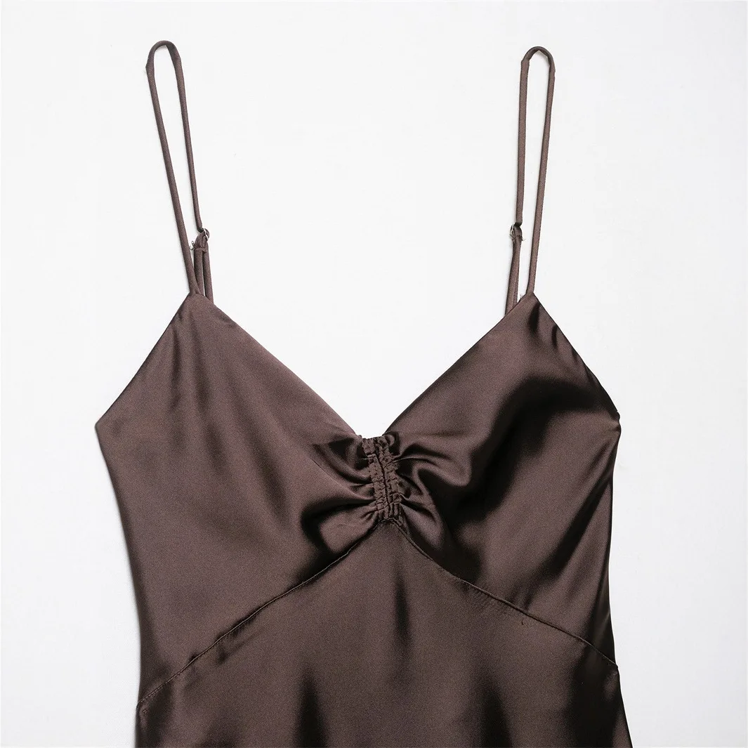 유럽과 미국의 새로운 패션 감각을 담은 플리츠 실크 새틴 질감의 미디 드레스