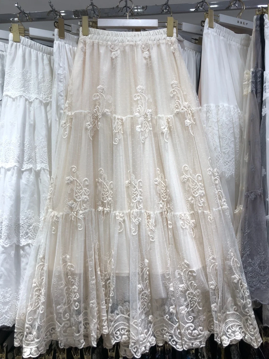 

Весна 2026: Классическая юбка миди А-силуэта с кружевом и тяжелой вышивкой, эластичным поясом, из полиэстера, с завышенной талией, в нежном стиле