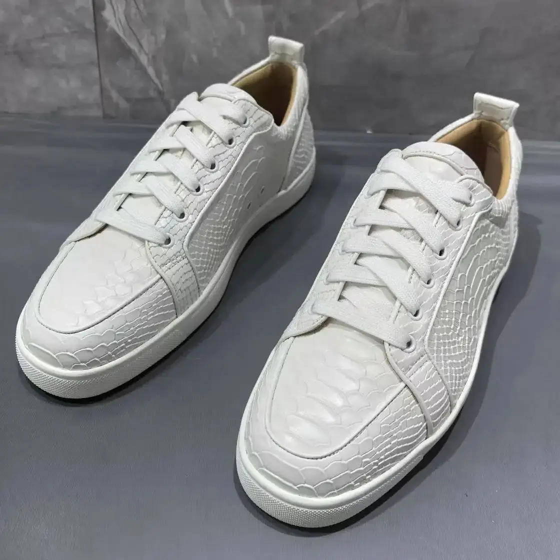 Белая кожаная повседневная спортивная обувь в форме аллигатора, женские и мужские кроссовки с круглым носком на шнуровке и красной подошве, унисекс, размер 36-47, дизайнерский стиль
