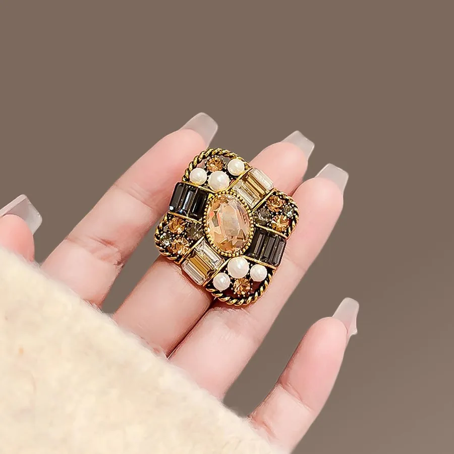 Vintage Baroque Style Rhinestone Pearl Brooches for Women Men Color Crystal Lapel Pins Clothing Accessories Jewelry