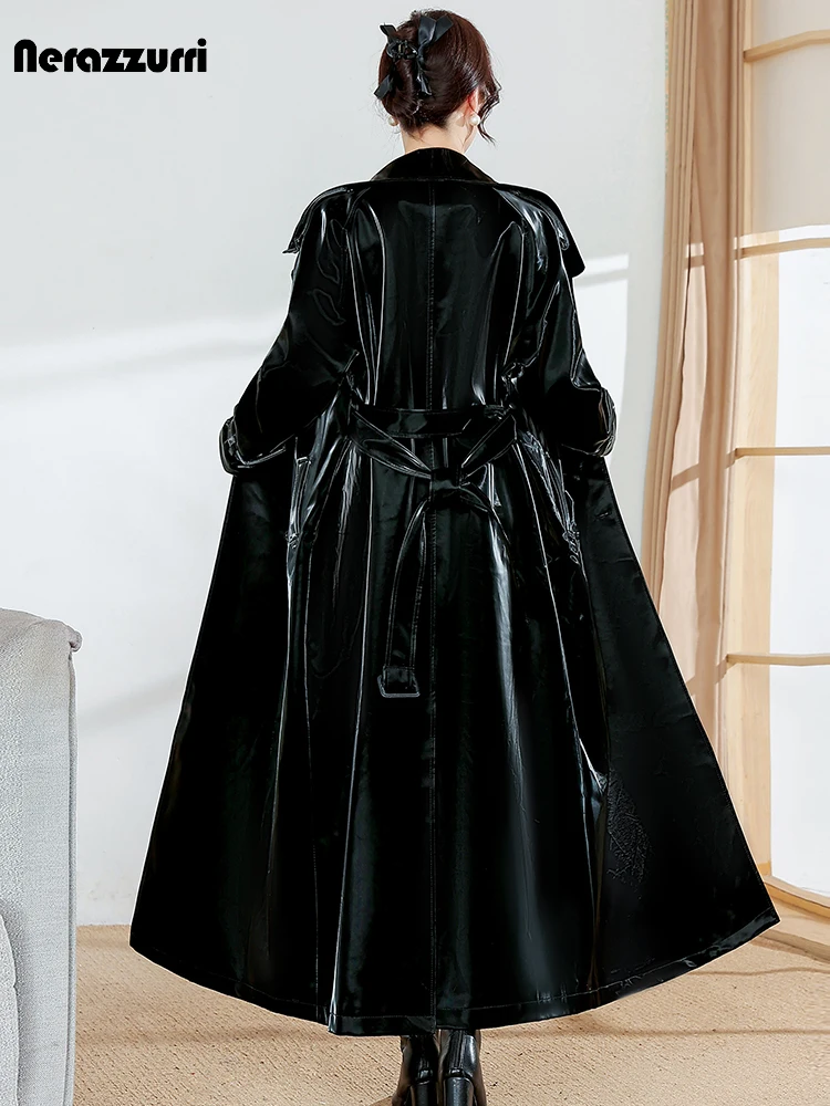 Nerazzurri Herbst extra lange schwarze reflektierende glänzende Patent Kunstleder Trenchcoat für Frauen Gürtel coole europäische Mode