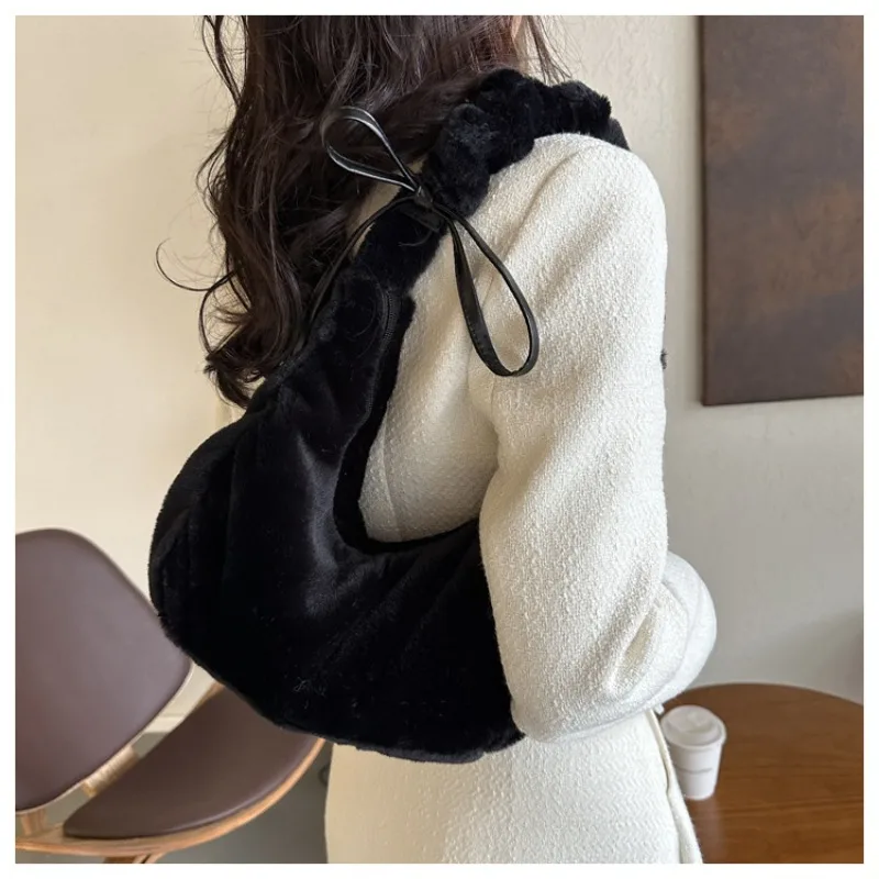 

Stray Drawstring Crossbody Bag New Plush Fashion Pleated Shoulder Bag Female New Joker Ins Underarm Jiaozi Female Shoulder Bag