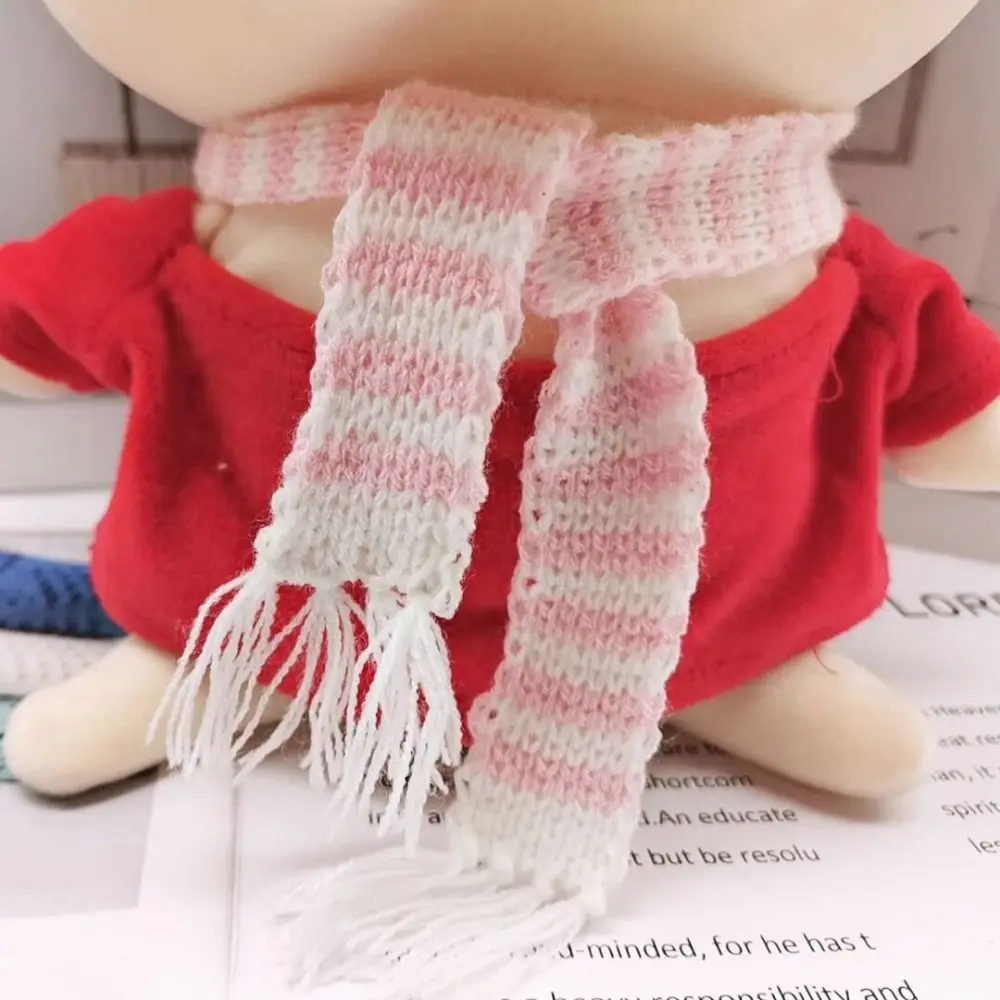 Mehrfarbiger Puppen-Strickschal, Miniatur-Handmake, niedliche Winterschals, Freizeitkleidung, Puppenzubehör für 15–20 cm große Baumwollpuppen – Detail 7