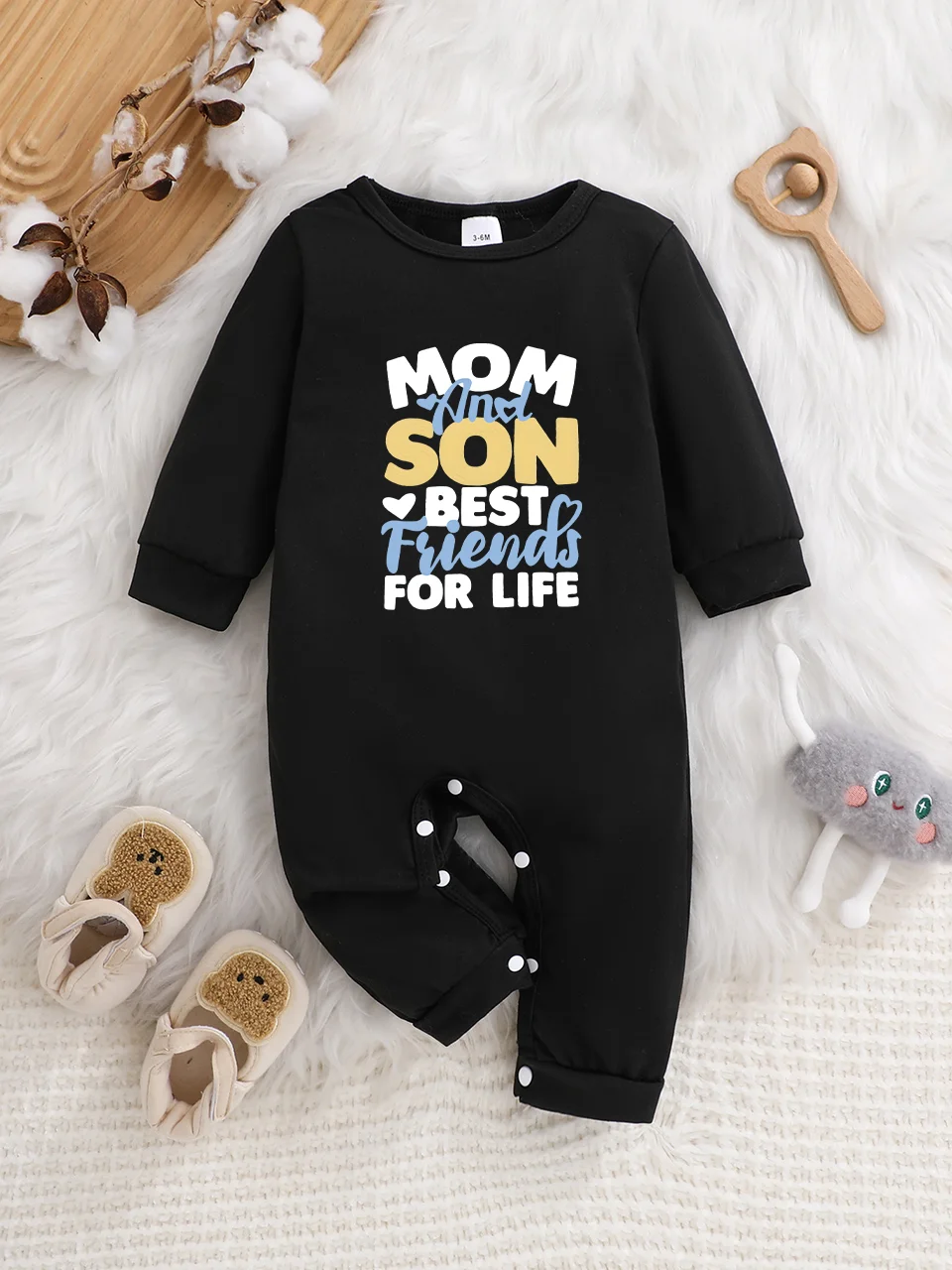 Ein langärmeliger Baby-Strampler mit interessanten Buchstaben-Prints. Es verfügt über ein Knopfverschluss-Design für einfaches An- und Ausziehen.
