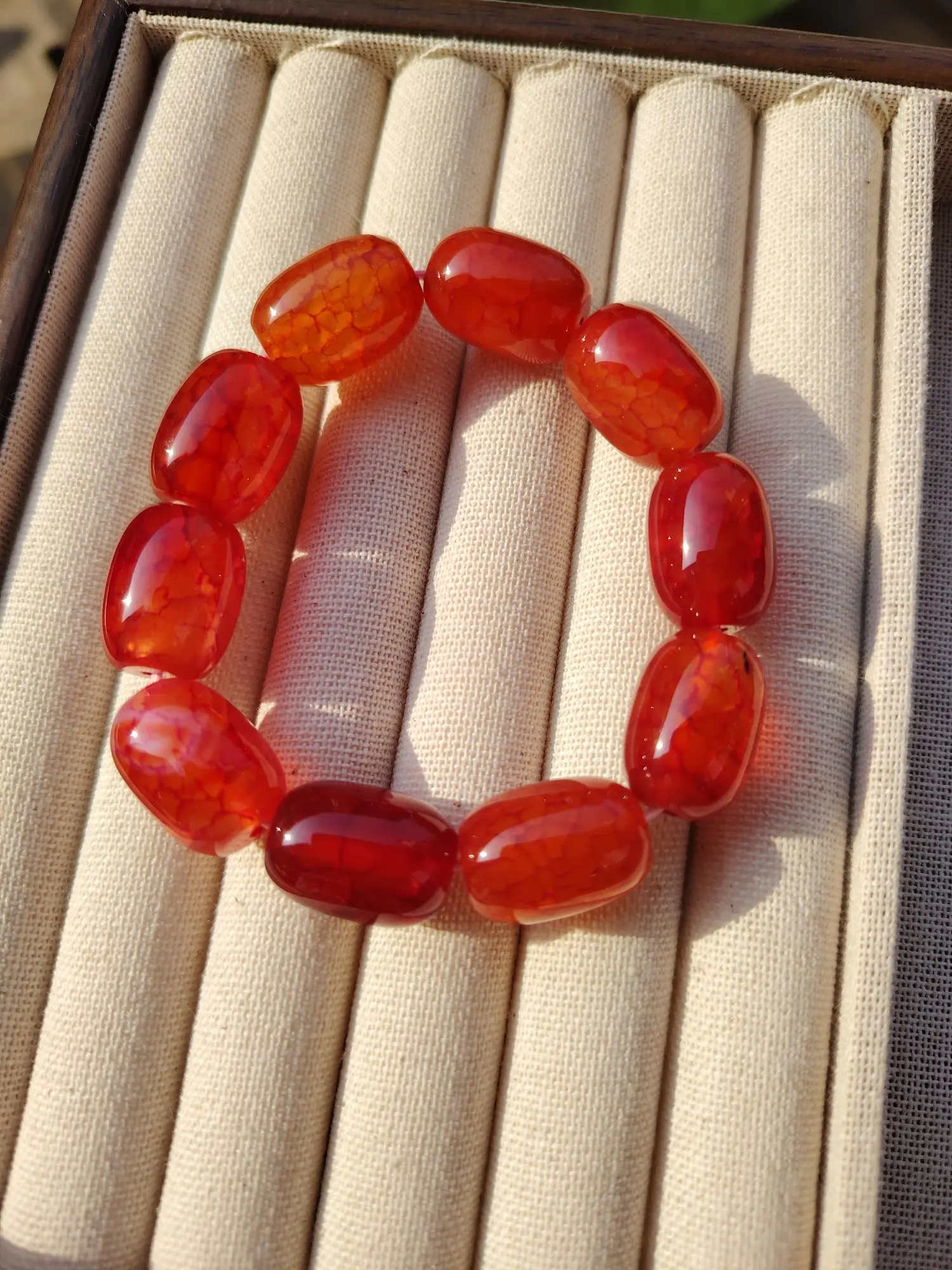 

The exquisite red blood thread agate Road Through bracelet symbolizes good fortune and health. It is a perfect gift for family