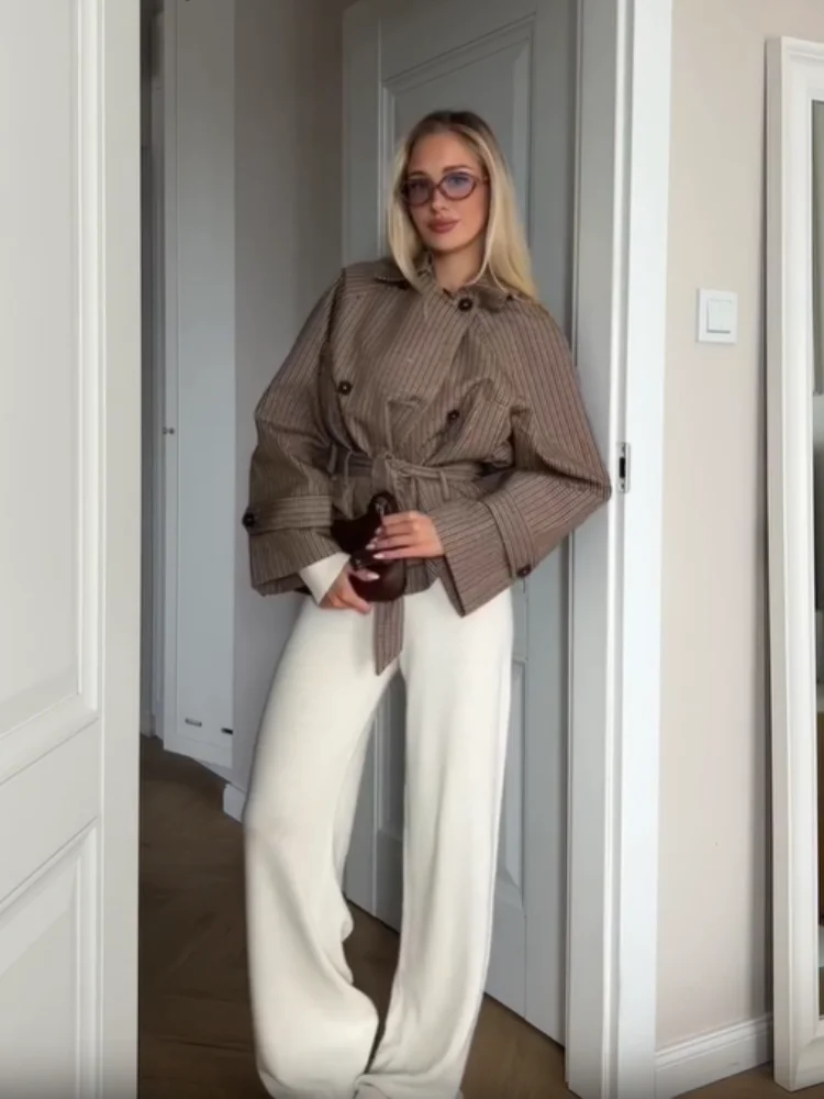 Klassischer karierter kurzer Trenchcoat für Damen, schickes Revers, zweireihig, mit Taillengürtel, langen Ärmeln, Herbst-Windbreaker-Oberbekleidung – Detail 9
