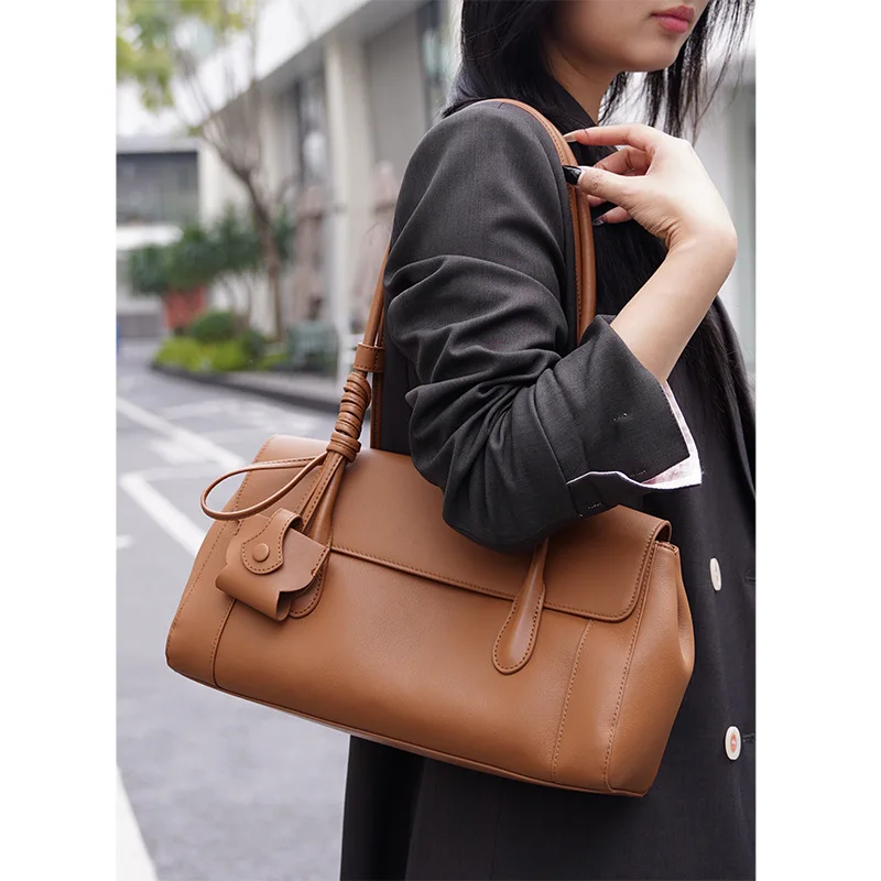 New design single shoulder small square bag, early spring leather women's handbag, high-end large-capacity fashion