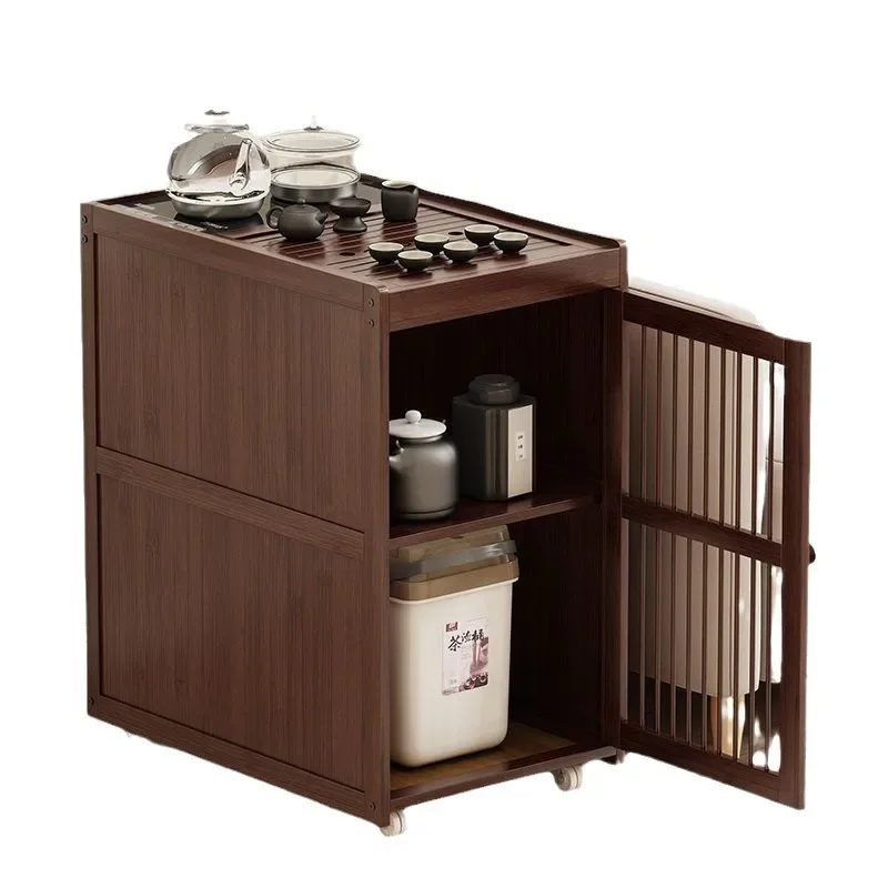 عدد قليل من خزائن الشاي على الأريكة، وطاولة غليان، وطاولة شاي متحركة للاستخدام المنزلي