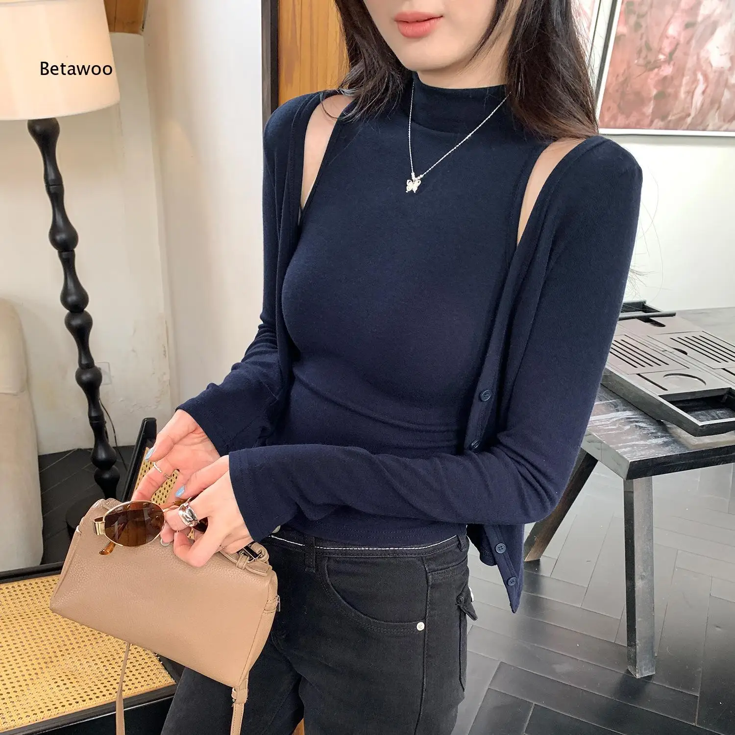 Immagine 4: Set Cardigan Grigio a Collo Alto con Maniche Lunghe e Bottoni e Top a Canotta