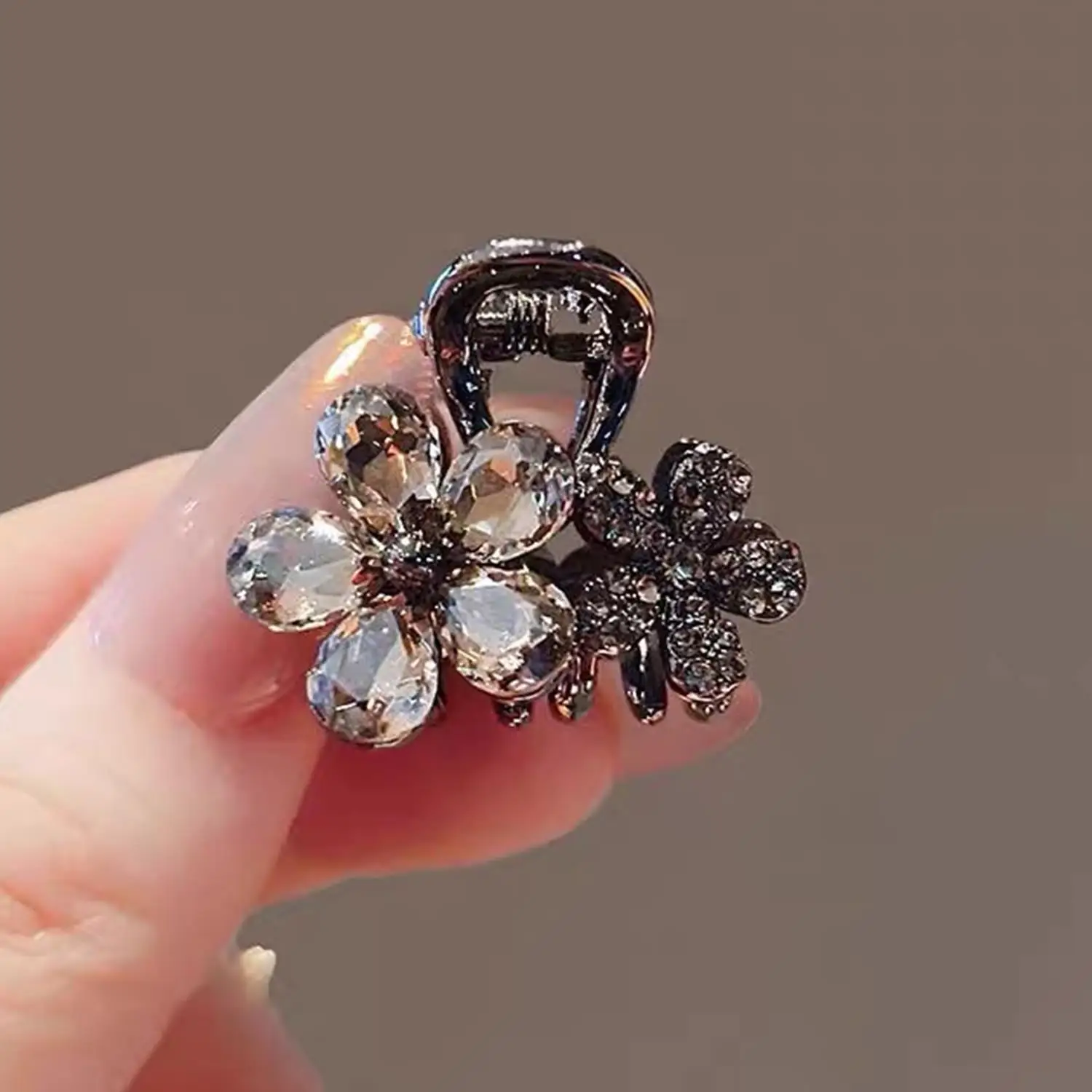 

Korean Crystal Flower Hair Claw Clips Women Girl Fashion Hair Clips Non Slip Ponytail Holder Hairpin Barrette Hair Accessories