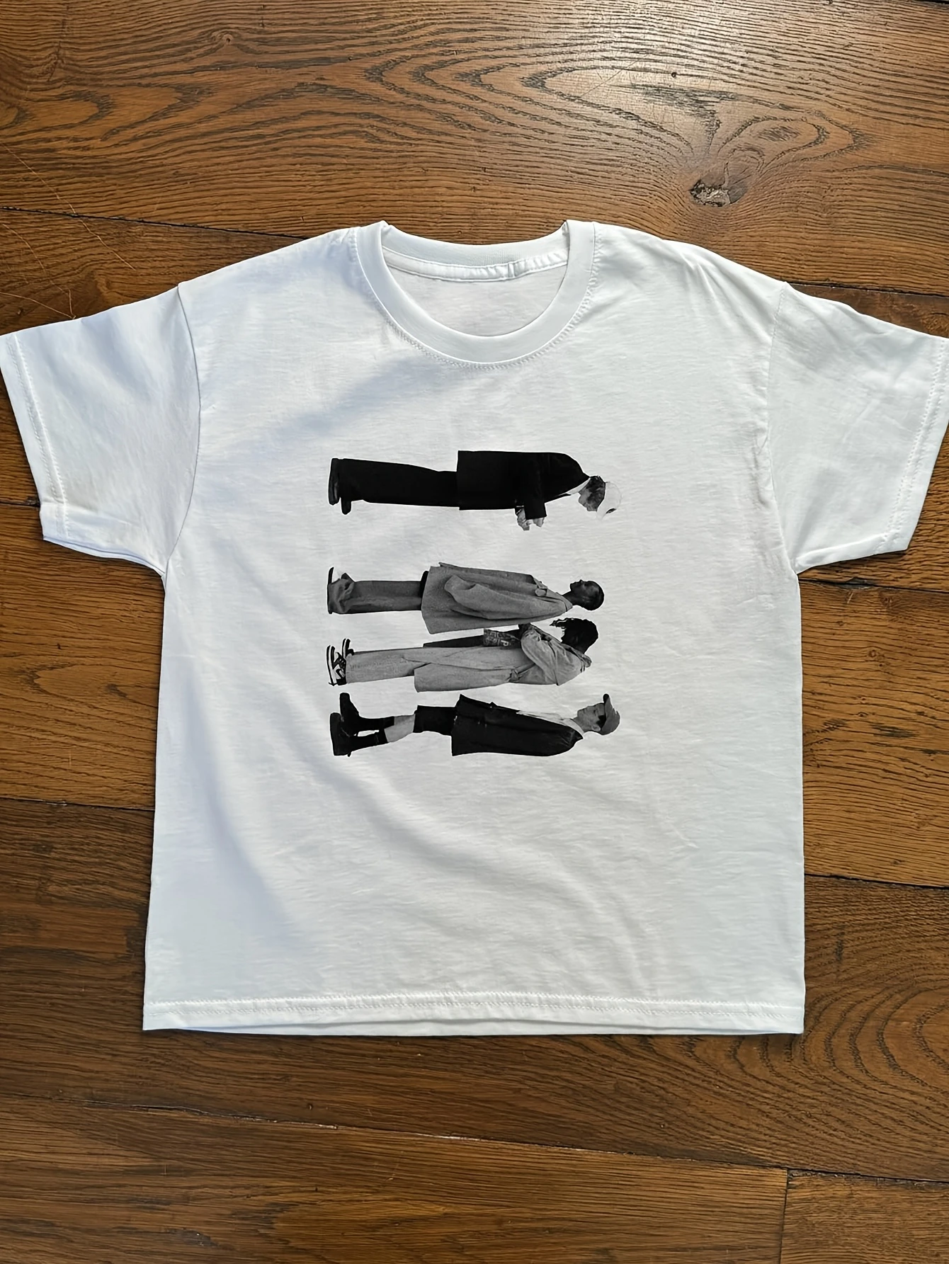 Élégant et décontracté, avec un motif imprimé et un joli mannequin, ce t-shirt à col rond rétro tendance Y2K est idéal pour toutes les saisons et au style harajuku.