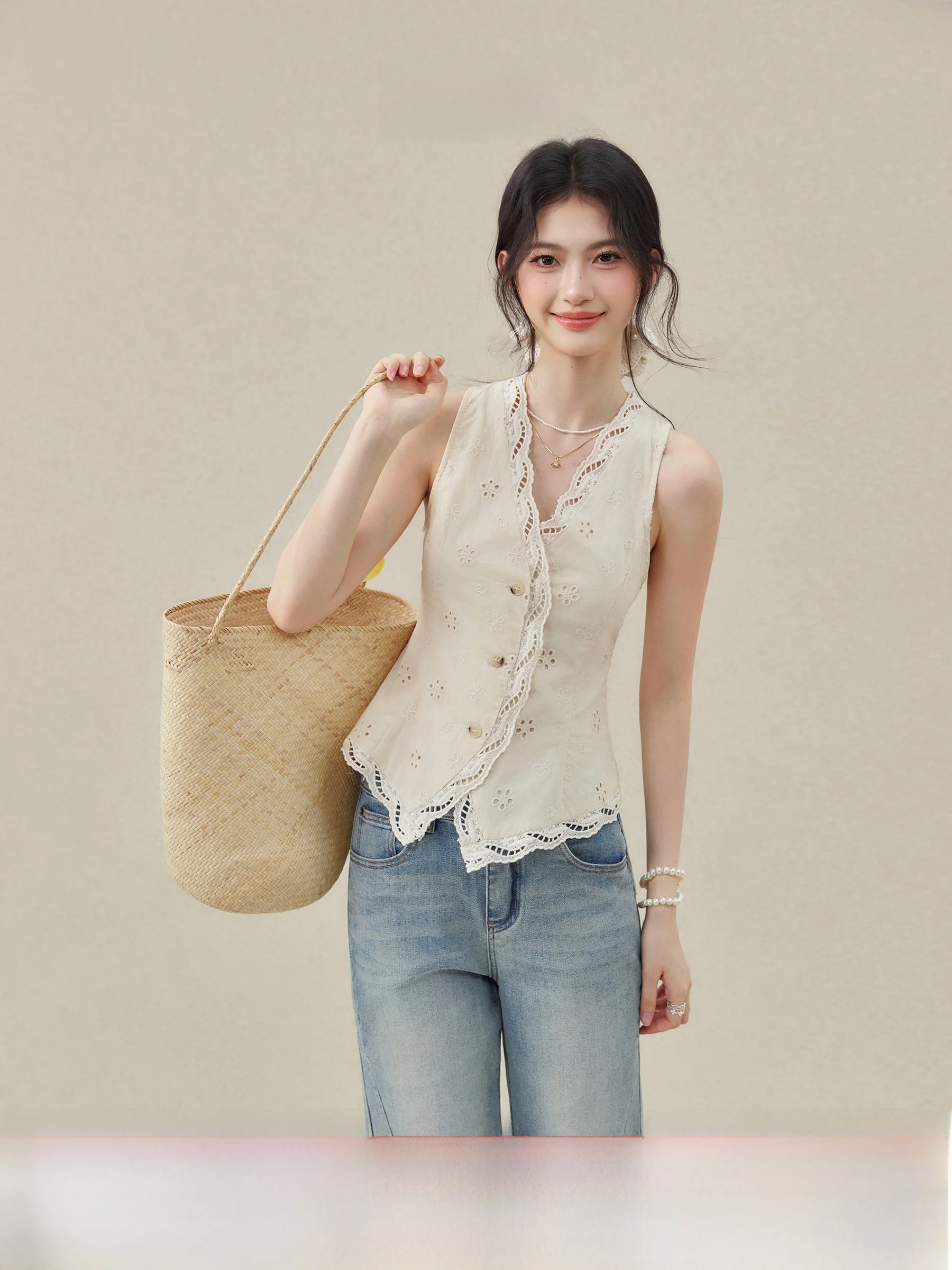 

V-Neck Hollow out Vest Women's Summer White Sleeveless Inner Wear Tank Top Short Length Single Button Closure Lace Fabric