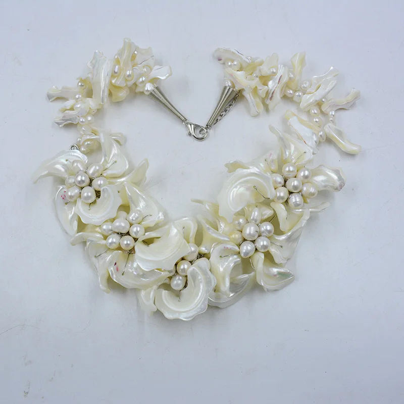 Classic white shell, pearl, flower necklace 20\