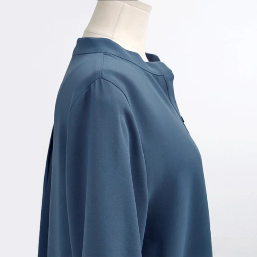 Wiosenno-jesienna, modna, luźna, długa bluzka damska w blokach kolorystycznych, styl uliczny, dekolt w serek, swobodny, wygodny krój.