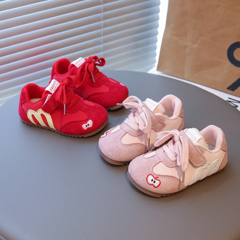 

Новинка 2023 года, осенние детские повседневные кроссовки, уличная обувь на плоской подошве для мальчиков и девочек, классическая модная детская спортивная обувь в стиле ретро на мягкой подошве для бега