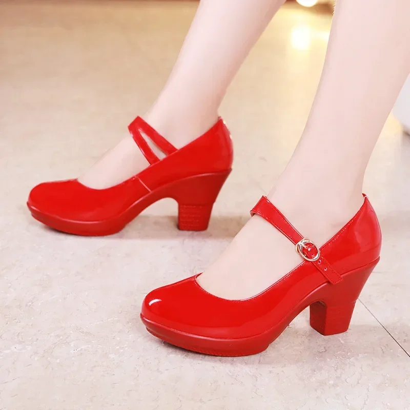 ขนาดเล็กขนาด 32-43 Medium Block Heel Mary Janesแพลตฟอร์มปั๊ม 2024 ฤดูใบไม้ร่วงตื้นรองเท้าแต่งงานสีแดงหนาด้านล่างเต้นรํารุ่นทํางาน