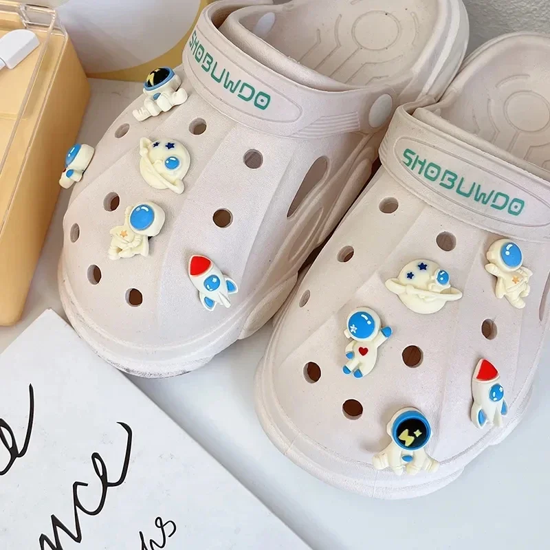 

New Fashion Charms for Crocs Cartoon Astronaut Shoe Charms Creative Clogs Aceessories for Garden Decorate Kids Girls Gifts