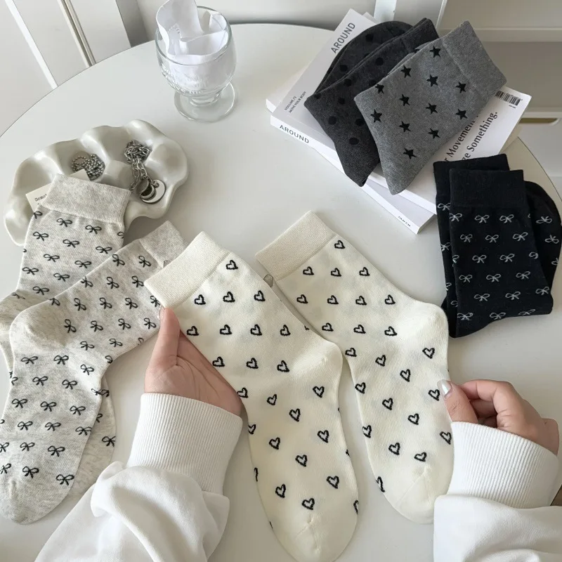 Herzförmige bedruckte Damen-Mid-Tube-Socken mit Schmetterlingsschleife, weich, bequem, geeignet für alle Jahreszeiten, süßer Stil, lässige Mädchensocken