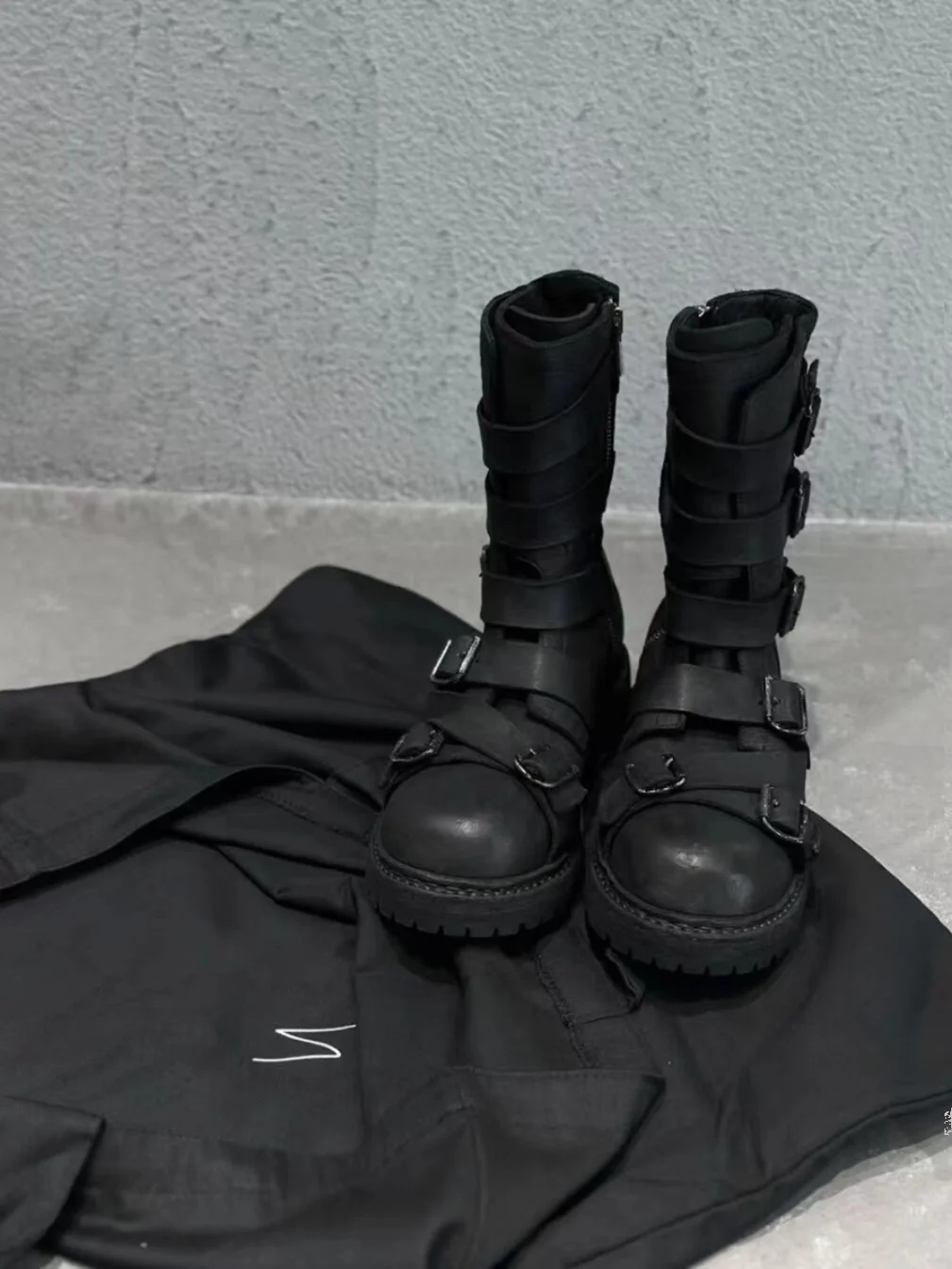Unisex Black Multi-Buckle Combat Boots with Chunky Lug Sole Edgy and Punk-Style Footwear Durable Bold Choice for Streetwear