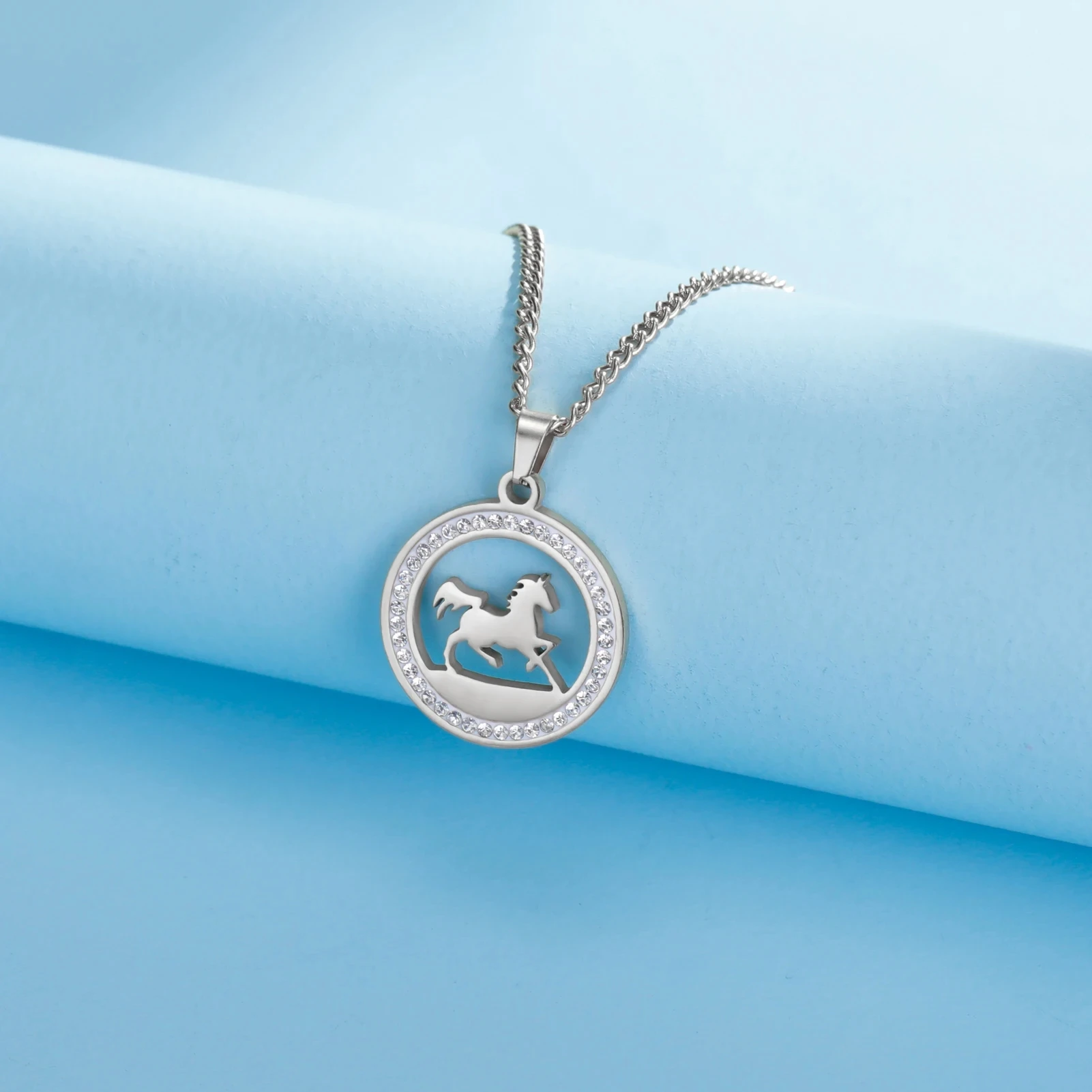 Skyrim-collar con colgante redondo de caballo para mujer y niña, cadena de cuello de acero inoxidable, joyería de moda, regalo de cumpleaños para amante de los caballos