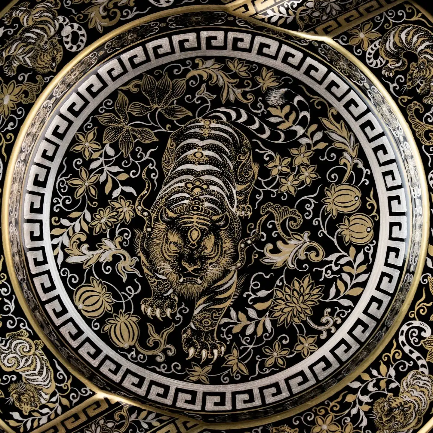 Jingdezhen High-End Black Gold Glaze Gold-Silver Entwined Nine-Tiger Cigar Jar Ceramic Ornament Ashtray