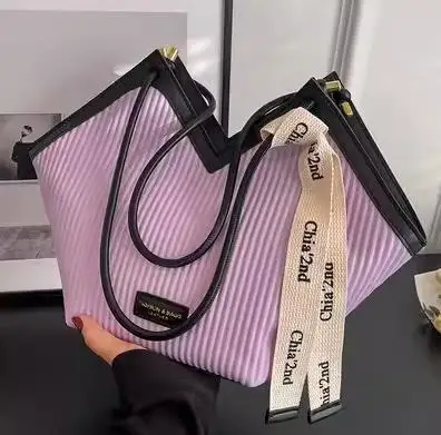 

Large-Capacity Crossbody Bag New Commuter Style Premium Vintage-Inspired Versatile Shoulder Bag Casual Heart-Shaped Tote