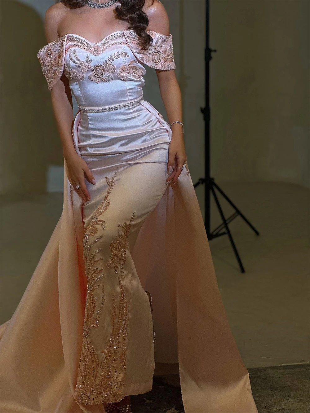 فستان سهرة بسيط من الساتان الوردي مخصص على شكل قلب رسمي مكشوف الكتفين فستان حفلات ناعم مستقيم ذيل محكمة #2